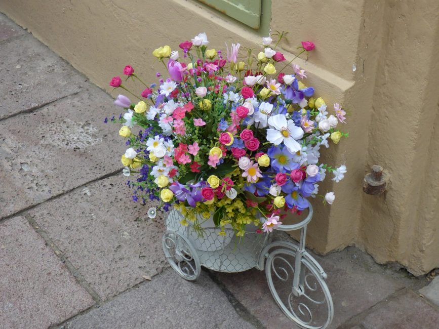 The aesthetic side is one of the most important in the creation of flower beds.