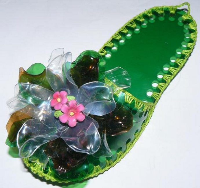 Slippers with a flower made of plastic bottles