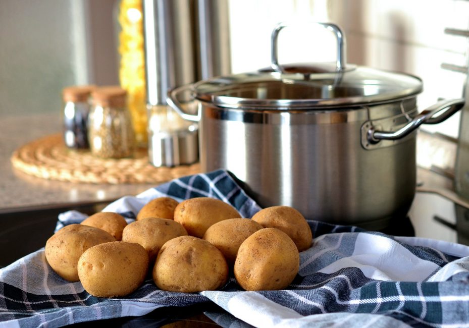 pommes de terre sur la table