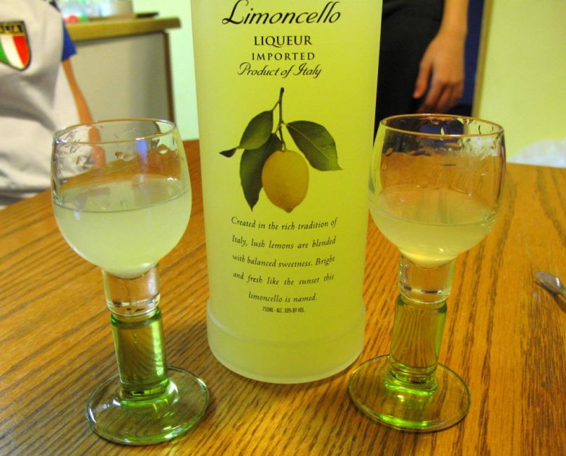 يقدم Limoncello في أكواب صغيرة