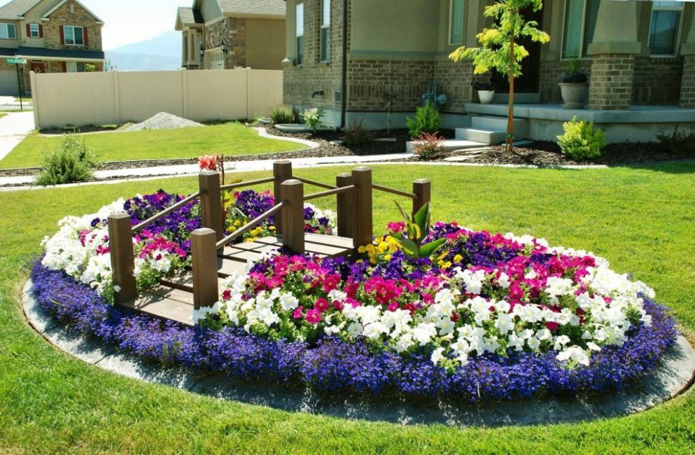 Aiuola con ponte decorativo e fiori colorati