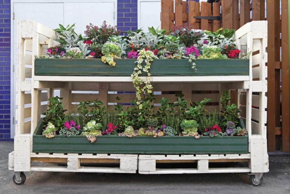 Giardino fiorito a pallet mobile