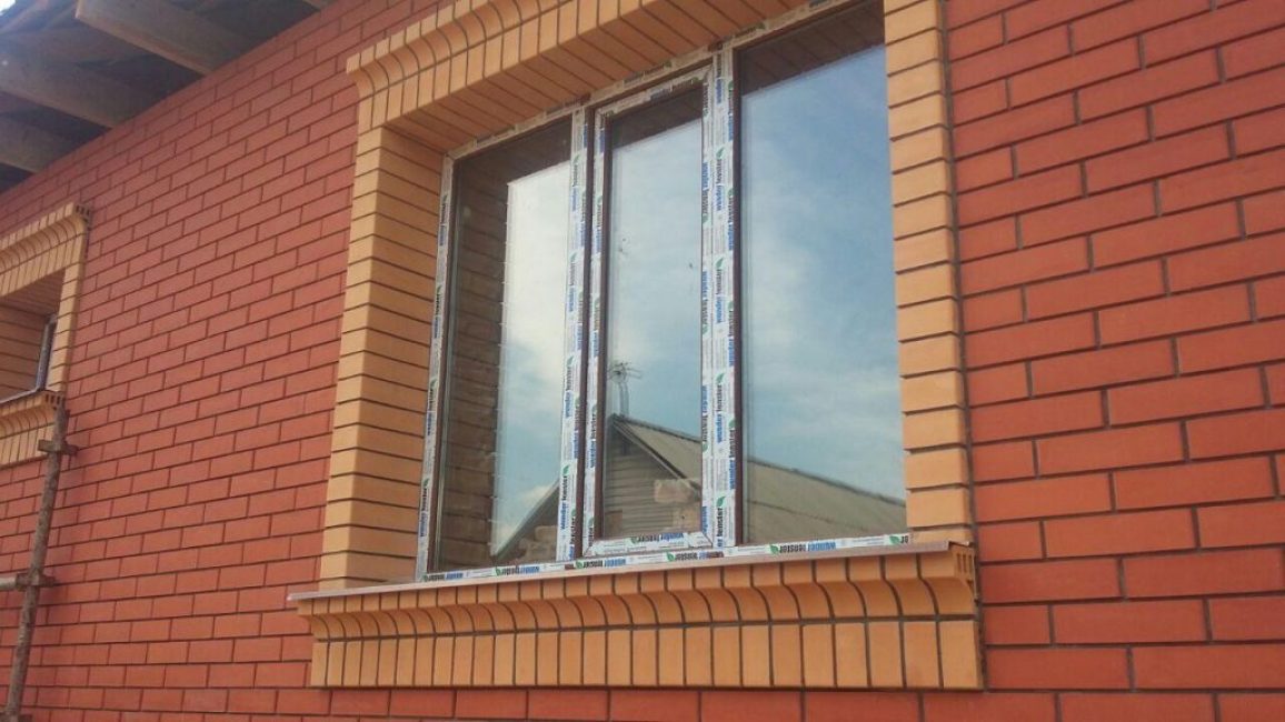 Cladding with ceramic bricks