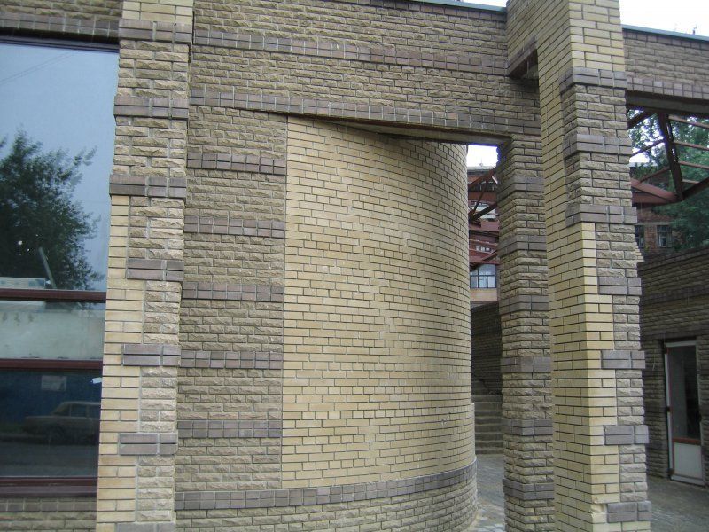  Cladding with hyper-pressed bricks