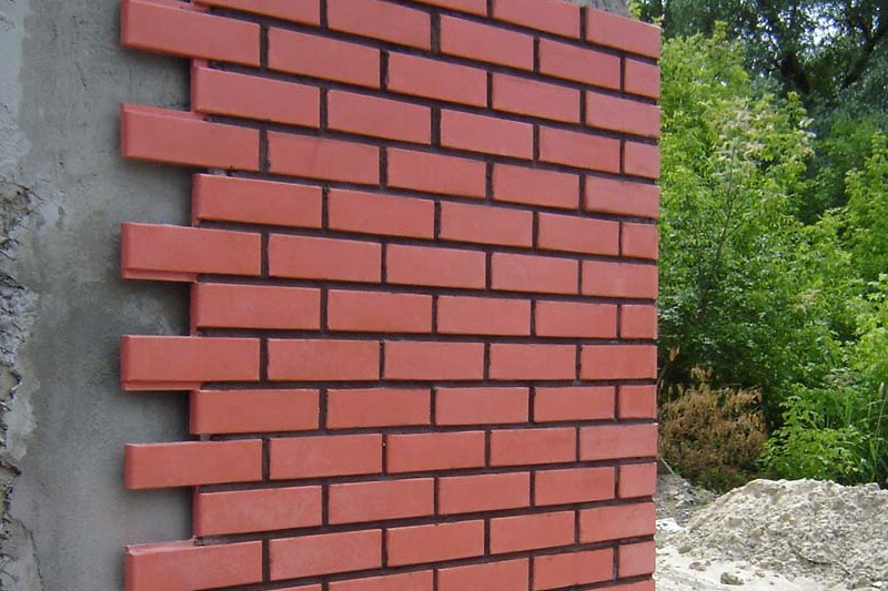 Installation de carreaux de façade en céramique