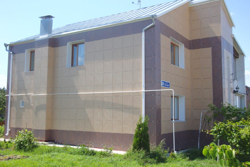 Cladding of a ventilated facade with porcelain stoneware