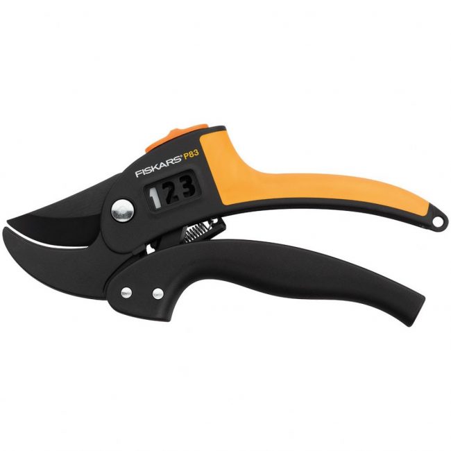  FISKARS PowerStep P83 صغير الحجم ويمكن وضعه بسهولة في الجيب ، وهو أمر مهم عند التشذيب على سلم سلم