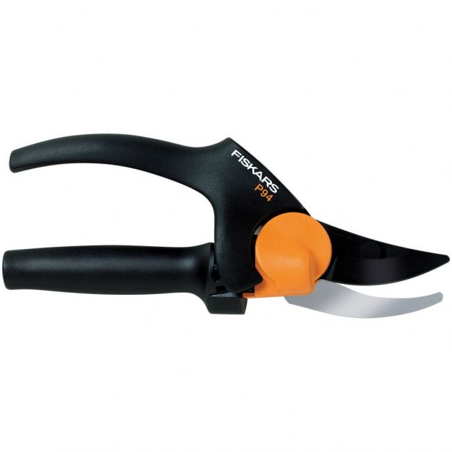 يقلل المقبض الدوار FISKARS PowerGear P94 الحمل على اليد عند العمل باليد اليمنى