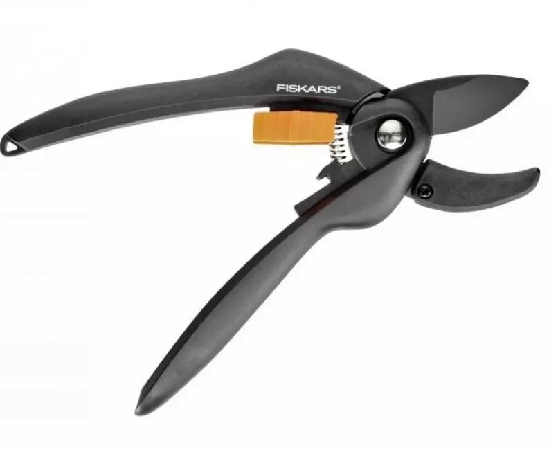 في مقصات التلامس FISKARS SingleStep P25 ، تكون الشفرة السفلية ثابتة ، وتعمل كمحطة للجزء العلوي ، مما يسمح لك بتوزيع حمل الطاقة بالتساوي