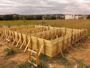 Bekisting voor de fundering: weergaven (van planken voor tape, niet-verwijderbaar), apparaat, stapsgewijze doe-het-zelfproductie (Foto & Video)