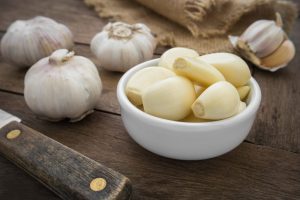 How to quickly peel a large amount of garlic: TOP 3 ways