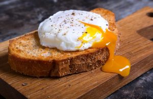 How to cook a poached egg at home: 2 easy ways