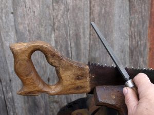 How to sharpen a saw for wood: a simple step-by-step instruction