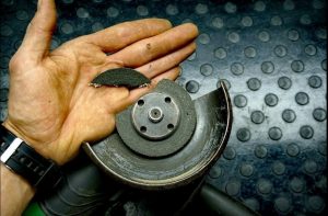 How to unscrew a nut on a grinder without a key: a simple life hack