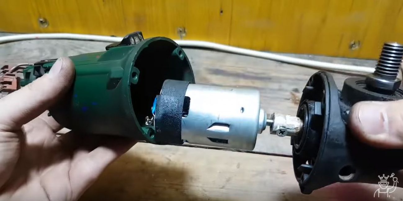 We insert the engine with the gearbox into the body of the angle grinder