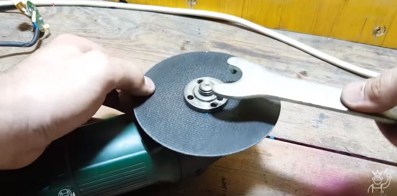 Putting on a cutting disc