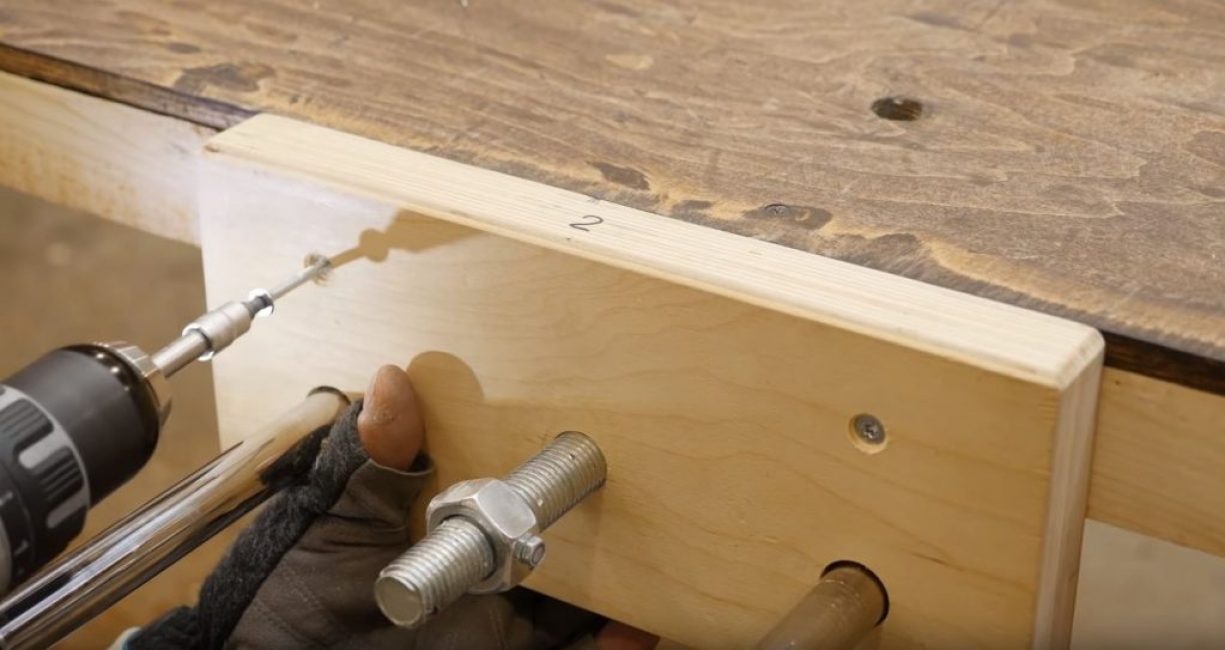 We fix the workpiece No. 2 with screws to the table top of the workbench