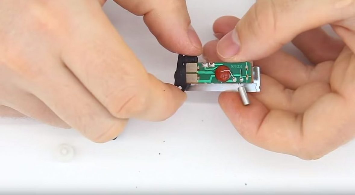 We take out the printed circuit board with an electromagnet