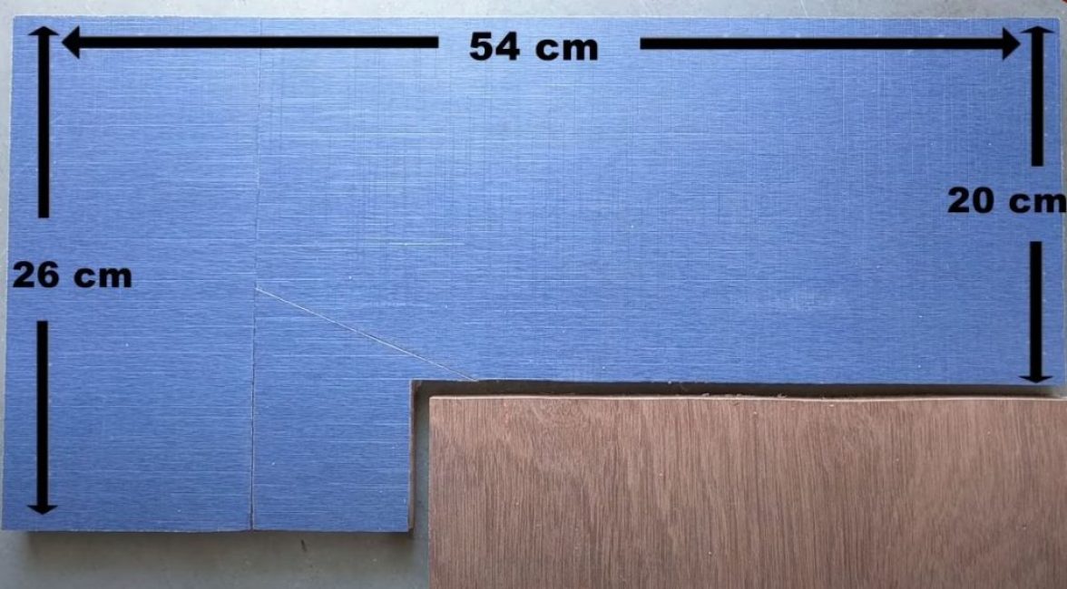 Dans du contreplaqué, nous avons découpé la base en forme de L pour la machine